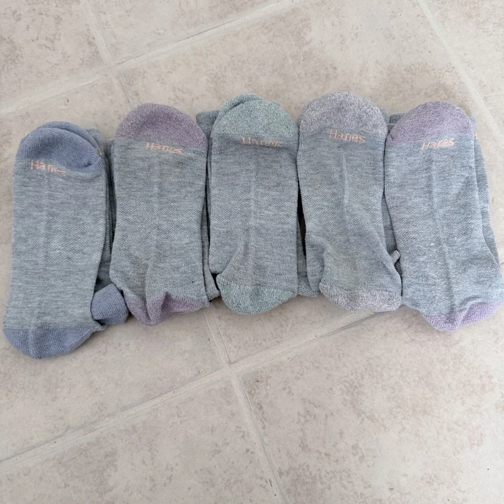 HANES WOMEN'S CREW SOCKS GRAY  SHOE SIZE‎ 5-9 -  5 Pair